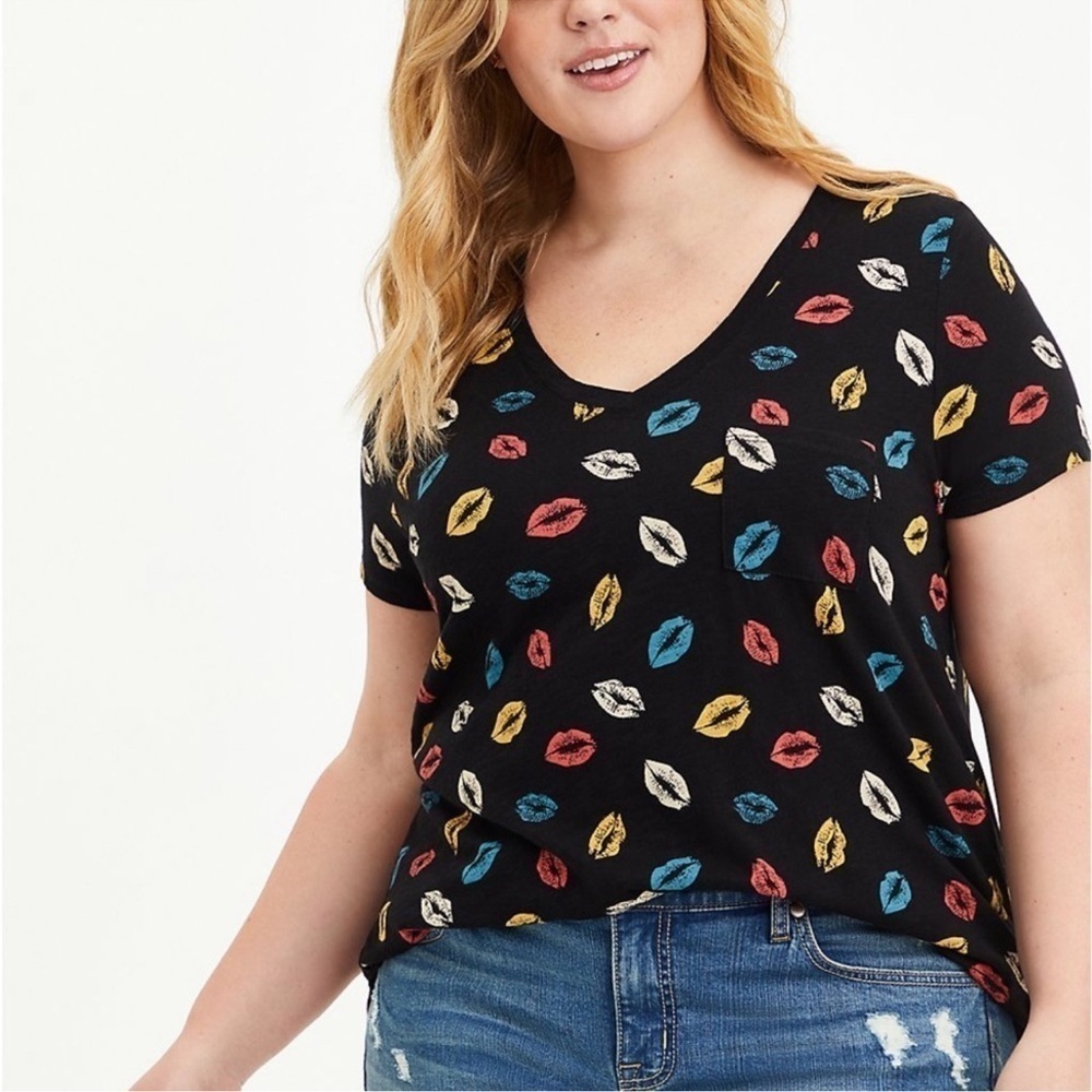 Torrid Classic Fit Stretch Tee Kisses Print V-Neck with Cap Sleeves 4X